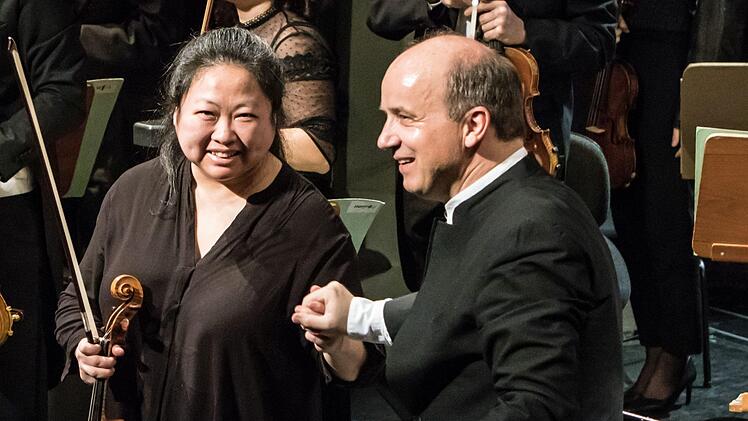 Als Solistin beeindruckte die Bratschistin Zhuo Lu beim Sinfonie des Landestheaters unter der Leitung von Roland Kluttig.Foto: Jochen Berger