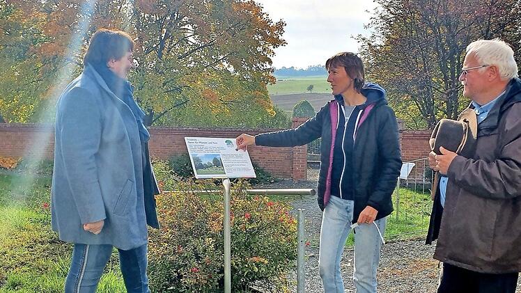 Klimaschutzmanagerin Ingrid Flieger vom Landratsamt, Biologin Barbara Füchtbauer und der Umweltbeauftragte im Kirchenkreis Bayreuth, Albrecht Bischoff (von links), begutachteten im Vorfeld der Einweihung die aufgestellten Informationstafeln.