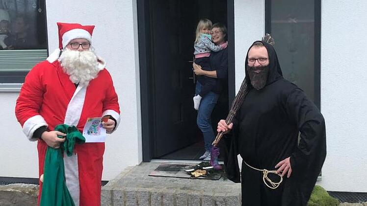 Nikolaus und Knecht Rupprecht waren in Detter unterwegs. Foto: Lorena Dernbach