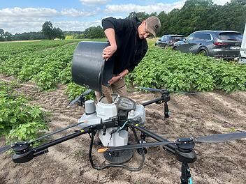 Mit Hilfe von Drohnen l&auml;sst sich Saatgut besser verteilen.