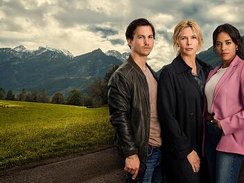 Im nun wiederholten ersten Film der RTL-Krimireihe "Alpentod - Ein Bergland-Krimi" ermitteln Jonas Becker (Tim Oliver Schultz), Birgit Reincke (Veronica Ferres, Mitte) und Marie Sonnleitner (Salka Weber) im Fall zweier vermisster Kinder und einer vermissten Heimleiterin.