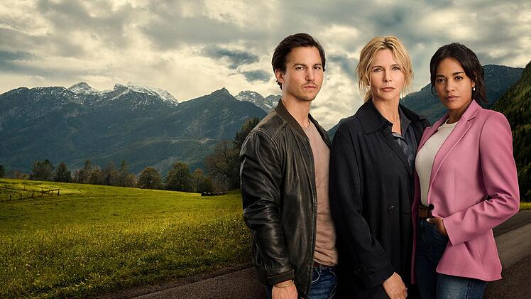 Im nun wiederholten ersten Film der RTL-Krimireihe "Alpentod - Ein Bergland-Krimi" ermitteln Jonas Becker (Tim Oliver Schultz), Birgit Reincke (Veronica Ferres, Mitte) und Marie Sonnleitner (Salka Weber) im Fall zweier vermisster Kinder und einer vermissten Heimleiterin.