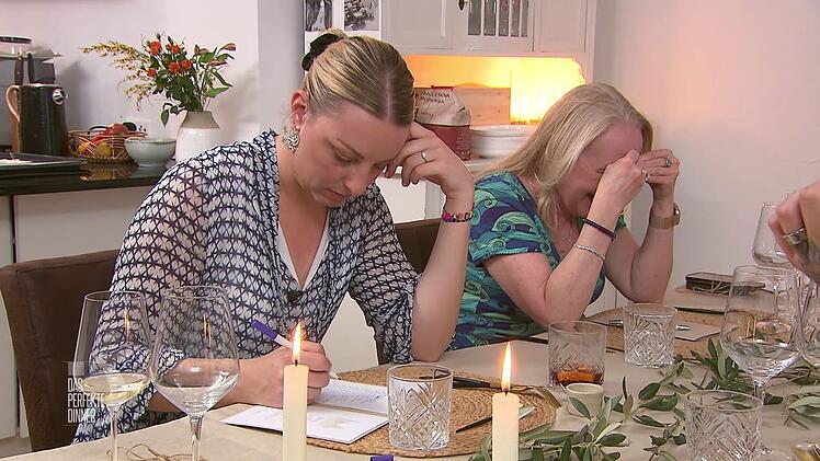 Bei Michelle (links) und Patricia rauchen die K&ouml;pfe: Wie hei&szlig;t denn eine toskanische Suppe?