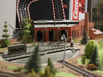 Modellbahndetails: Zur Anlage von Prinz Andreas gehörte auch eine Drehscheibe mit Lokschuppen. Foto: Simone Bastian
