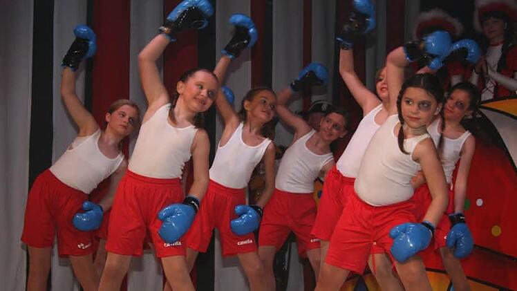 Gardetänzerinnen mit Boxhandschuhen und blauen Augen - beim Showtanz "Rocky" war das Pflicht.