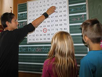 Als Viertklässler gehört Besmir (links) schon zu den "Großen". Er erklärt Vivian und Ben, beide in der 2. Klasse, wie die Rechentafel funktioniert. Fotos: Ulrike Müller