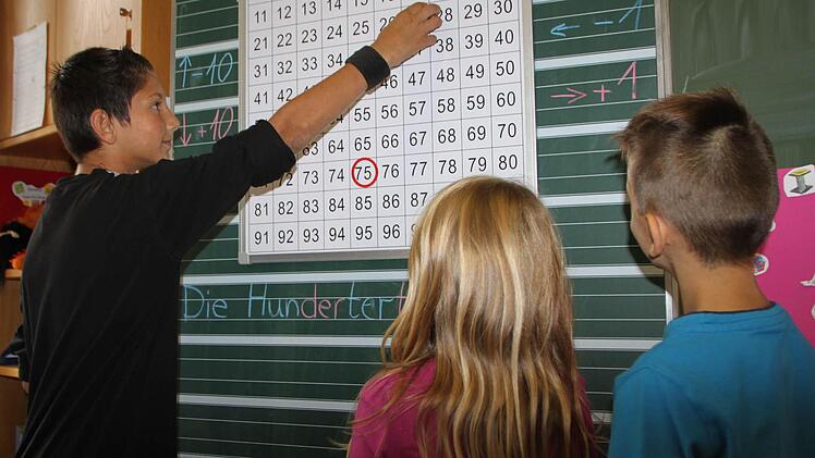 Als Viertklässler gehört Besmir (links) schon zu den "Großen". Er erklärt Vivian und Ben, beide in der 2. Klasse, wie die Rechentafel funktioniert. Fotos: Ulrike Müller