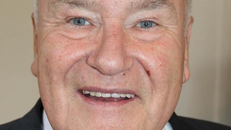 "Bei uns wird viel zu viel operiert, man muss mehr auf Prävention setzen", betont Ernst Hinsken (70), Präsident des Deutschen Heilbäderverbandes. Das habe er am eigenen Leib nach einem Bandscheiben-Vorfall erfahren: "Ich habe mich nicht operieren lassen und fühle mich wohler denn je." Aus seiner Sicht gehört aber zu einem klassischen Kurort nicht nur Medizin, sondern auch ein Kurorchester.