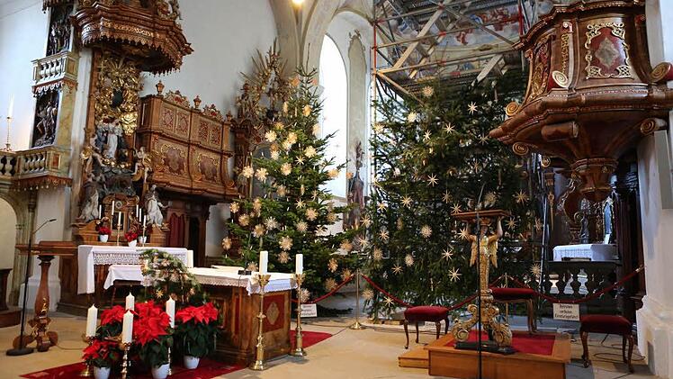Die St. Getreu-Kirche von innen und außen.
