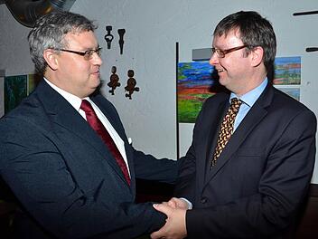 CSU-Ortsverbandsvorsitzender Mark Ständner (rechts) gratuliert dem soeben nominierten Bürgermeisterkandidaten der CSU/NWG, Herwig Neumann. Foto: Dieter Hübner