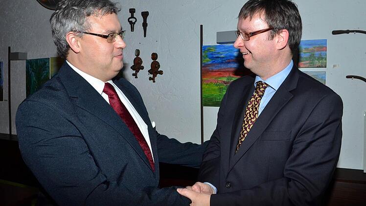 CSU-Ortsverbandsvorsitzender Mark Ständner (rechts) gratuliert dem soeben nominierten Bürgermeisterkandidaten der CSU/NWG, Herwig Neumann. Foto: Dieter Hübner