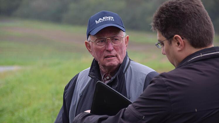 Unser Redakteur Marco Meißner (r.) begleitete Herbert Kalb an der ehemaligen Grenze. Foto: Ronald Rinklef