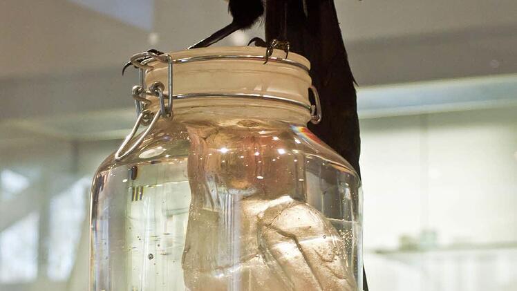 Joanna Manousis: "Distilled Portrait 2" (2014, Glas, Elsterpräparat, gegossen, verspiegelt) Foto: Jochen Berger