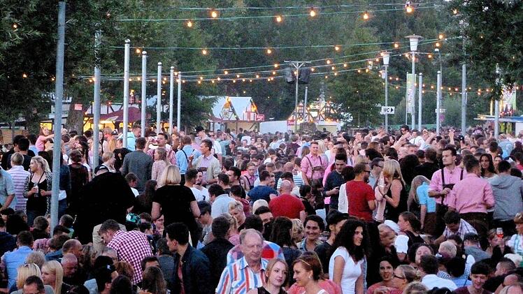 Der Festplatz in Sand am Altmainarm ist einfach einmalig. Die Vereinsgemeinschaft und die Gemeinde haben hier auch schon viel Geld investiert, um diesen Platz optimal für solch ein Riesenfest vorzubereiten.