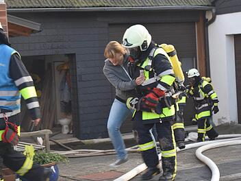 Mit schwerem Atemschutz ausgerüstet retten die Feuerwehrleute zuerst Personen aus dem Gefahrenbereich. Fotos: Daniela Pondelicek
