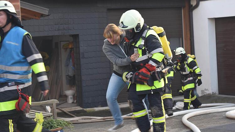 Mit schwerem Atemschutz ausgerüstet retten die Feuerwehrleute zuerst Personen aus dem Gefahrenbereich. Fotos: Daniela Pondelicek
