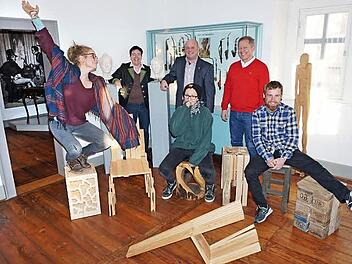 Zur Weihnachtszeit lädt die Kreuzbergallianz mit der Bischofsheimer Berufsfachschule für Holzbildhauer zur Sonderausstellung "Skulptur aus der Rhön" in das Erste Deutsche Tabakpfeifenmuseum ein. Das Bild zeigt (vorne von links) die jungen Künstler Rebekka Barth, Johanna Helle, Sascha Euring sowie Birgit Erb, Georg Seiffert und Martin Bühner.  Foto: Marion Eckert