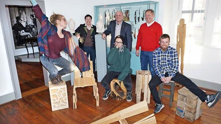 Zur Weihnachtszeit lädt die Kreuzbergallianz mit der Bischofsheimer Berufsfachschule für Holzbildhauer zur Sonderausstellung "Skulptur aus der Rhön" in das Erste Deutsche Tabakpfeifenmuseum ein. Das Bild zeigt (vorne von links) die jungen Künstler Rebekka Barth, Johanna Helle, Sascha Euring sowie Birgit Erb, Georg Seiffert und Martin Bühner.  Foto: Marion Eckert