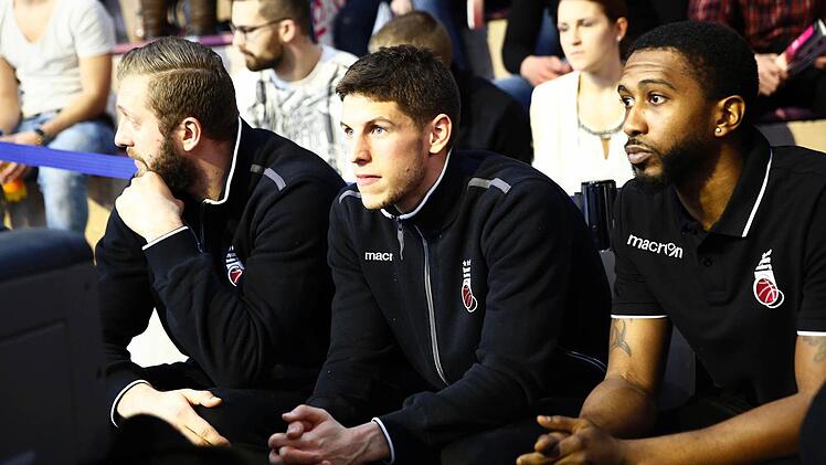 Vladimir Veremeenko, Ali Nikolic und Neuzugang Terel McNeal (v. l.) mussten in Bayreuth auf Grund der 6+6-Regel zuschauen.