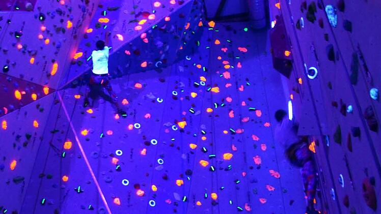 Die Kletterhalle bei Schwarzlicht. Foto: Peter Rauch