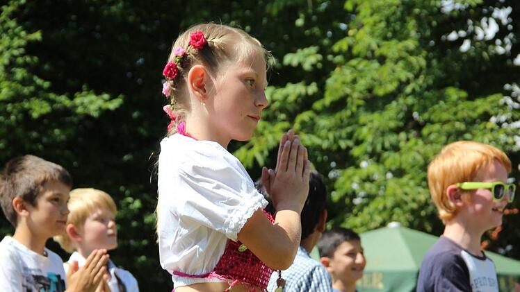 Die 3a zeigte den Tanz "Waka Waka". Foto: Katharina Müller-Sanke