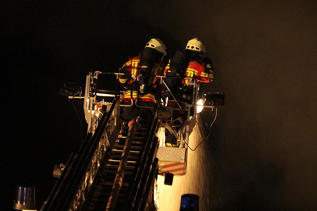 Scheune im Kreis Bayreuth in Flammen: über 100 Tiere vor Flammen gerettet