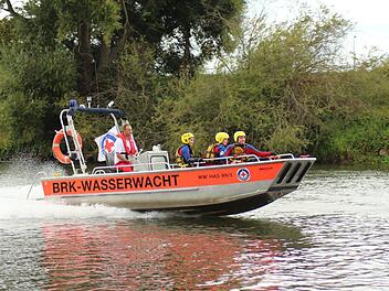 Panik am Mittwochabend (8. August 2018) an einem Badesee nahe M&uuml;nchen: Zwei Kinder verschwinden pl&ouml;tzlich. Die Wasserwacht wird alarmiert und sp&uuml;rt die Vermissten auf.  Foto: Bayerisches Rotes Kreuz