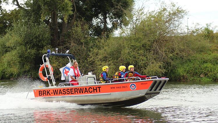 Panik am Mittwochabend (8. August 2018) an einem Badesee nahe M&uuml;nchen: Zwei Kinder verschwinden pl&ouml;tzlich. Die Wasserwacht wird alarmiert und sp&uuml;rt die Vermissten auf.  Foto: Bayerisches Rotes Kreuz