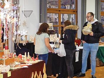 Zahlreiche St&auml;nde lie&szlig;en den Advents- und Weihnachtsmarkt im Rentweinsdorfer Marktsaal zu einem Erfolg werden.  Foto: Horst Schneider