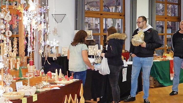 Zahlreiche St&auml;nde lie&szlig;en den Advents- und Weihnachtsmarkt im Rentweinsdorfer Marktsaal zu einem Erfolg werden.  Foto: Horst Schneider