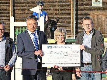 Spendenübergabe (von links): Gründungsmitglied der Reit- und Fahrabteilung Hartmut Ehrlicher, Abteilungsleiter Stefan Schulz, Marktbereichsleiter der VR-Bank Coburg Matthias Engelhardt, Vorstandssekretärin der VR-Bank Coburg Monika Merz, Vorsitzender LTV Gauerstadt Uwe Schmidt, Zweiter Vorsitzender Manfred Hütter Foto: Shantala Geiß
