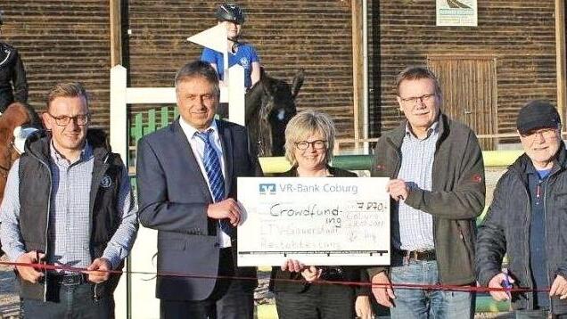 Spendenübergabe (von links): Gründungsmitglied der Reit- und Fahrabteilung Hartmut Ehrlicher, Abteilungsleiter Stefan Schulz, Marktbereichsleiter der VR-Bank Coburg Matthias Engelhardt, Vorstandssekretärin der VR-Bank Coburg Monika Merz, Vorsitzender LTV Gauerstadt Uwe Schmidt, Zweiter Vorsitzender Manfred Hütter Foto: Shantala Geiß