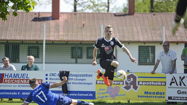 Wer &uuml;berspringt am Samstag in Eicha die erste Relegations-H&uuml;rde: Bezirksligist TSV Meeder oder Kreisliga-Vizemeister SV Gro&szlig;garnstadt? F&uuml;r Meeders Tom Thiel (im Bild) k&ouml;nnte es vorerst das letzte Spiel f&uuml;r seinen Klub sein, denn der Leistungstr&auml;ger wechselt zum SC Sylvia Ebersdorf. Foto: Hagen Lehmann
