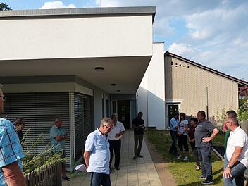Der gesamte Gemeinderat umrundete das Kindergartenareal, um mögliche Anbaupunkte in der Wirklichkeit anzusehen und Bauprobleme zu erkennen.  Foto: Pauline Lindner