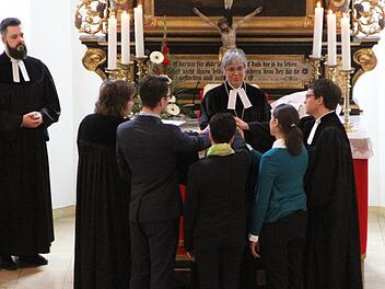 Regionalbischöfin Dorothea Greiner mit den Assistenten bei der Ordination von der neuen Gleisenauer Pfarrerin Sarah Schimmel.Günther Geiling