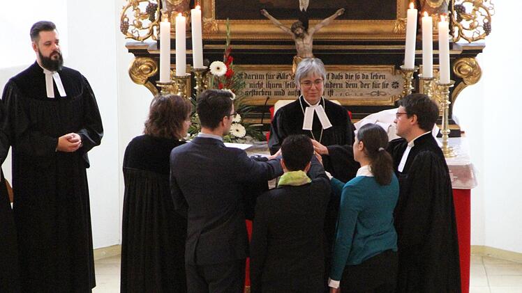 Regionalbischöfin Dorothea Greiner mit den Assistenten bei der Ordination von der neuen Gleisenauer Pfarrerin Sarah Schimmel.Günther Geiling