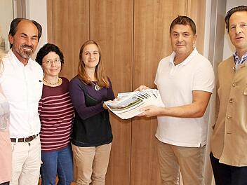 Die Unterschriften der Bürgerinitiative Eyrichshof nehmen Petra Meixner und Ute Linß (Mitte von rechts) von der Stadt Ebern entgegen. Weiter auf dem Foto (von links): Kerstin Fertsch-Angermüller, Adalbert Holzberg sowie (von rechts) Hermann von Rotenhan und Peter Fuchs.  Foto: Helmut Will