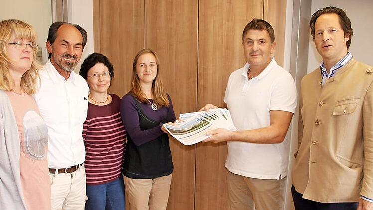Die Unterschriften der Bürgerinitiative Eyrichshof nehmen Petra Meixner und Ute Linß (Mitte von rechts) von der Stadt Ebern entgegen. Weiter auf dem Foto (von links): Kerstin Fertsch-Angermüller, Adalbert Holzberg sowie (von rechts) Hermann von Rotenhan und Peter Fuchs.  Foto: Helmut Will