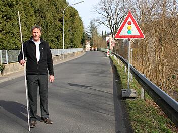 Ingo Zimmermann will erreichen, dass der Verkehr an der Engstelle nur einspurig fahren darf. Dann wäre Platz für einen Fußgängerweg neben der Straße. Foto: Ulrike Müller