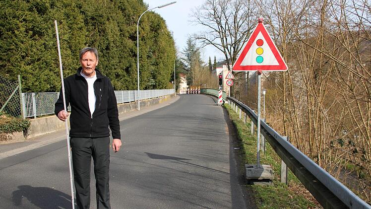 Ingo Zimmermann will erreichen, dass der Verkehr an der Engstelle nur einspurig fahren darf. Dann wäre Platz für einen Fußgängerweg neben der Straße. Foto: Ulrike Müller