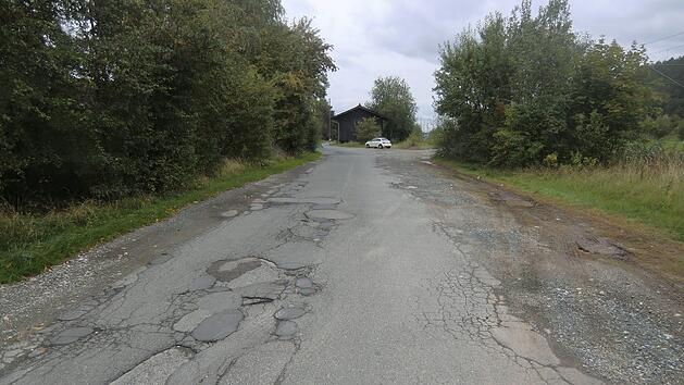 Die Stra&szlig;e entlang der Bahnlinie in Neuses, die auch eine wichtige Verbindung zum neuen Entwicklungszentrum von Dr. Schneider ist, konnte jetzt von der Stadt Kronach von der Bahn erworben werden. Sie ist allerdings in einem sehr schlechten Zustand und soll laut Priorit&auml;tenliste 2022 ausgebaut werden. Damit w&uuml;rde einem Wunsch aus der SPD-Fraktion entsprochen.privat