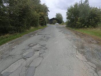 Die Straße entlang der Bahnlinie in Neuses, die auch eine wichtige Verbindung zum neuen Entwicklungszentrum von Dr. Schneider ist, konnte jetzt von der Stadt Kronach von der Bahn erworben werden. Sie ist allerdings in einem sehr schlechten Zustand und soll laut Prioritätenliste 2022 ausgebaut werden. Damit würde einem Wunsch aus der SPD-Fraktion entsprochen.privat