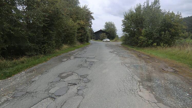 Die Straße entlang der Bahnlinie in Neuses, die auch eine wichtige Verbindung zum neuen Entwicklungszentrum von Dr. Schneider ist, konnte jetzt von der Stadt Kronach von der Bahn erworben werden. Sie ist allerdings in einem sehr schlechten Zustand und soll laut Prioritätenliste 2022 ausgebaut werden. Damit würde einem Wunsch aus der SPD-Fraktion entsprochen.privat
