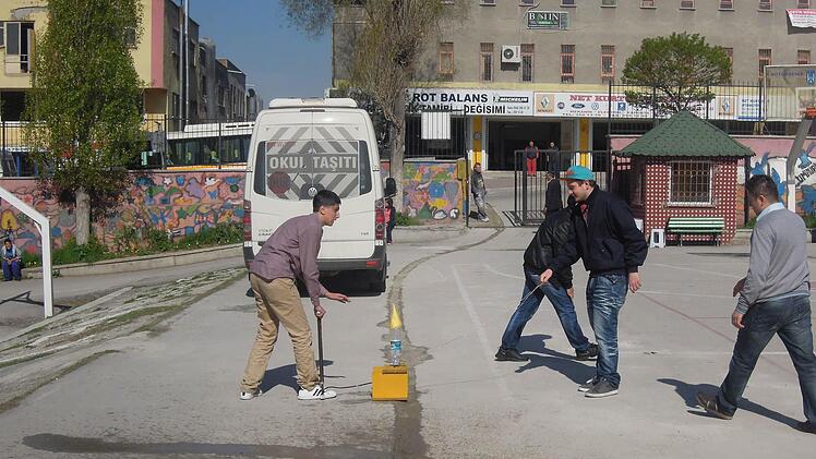 Auch das ist Schulunterricht - praktische Physik: Auf dem Schulhof ließen die türkischen Schüler eine selbstgebaute Wasserrakete steigen.
