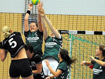 Eine Mauer für Bianca Zahn (links): Den Block der SG Garitz/Nüdlingen stellen auf unserem Bild (von links) Lisa Wenzke, Julia Albert, Anna Zimmer und Anna Kleinhenz. Foto: Hopf