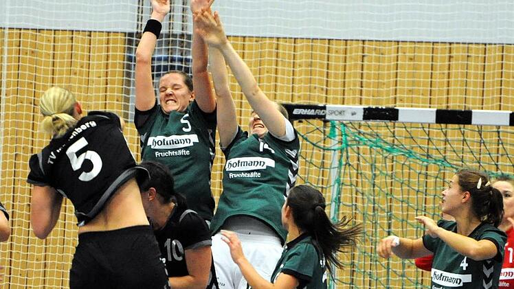 Eine Mauer für Bianca Zahn (links): Den Block der SG Garitz/Nüdlingen stellen auf unserem Bild (von links) Lisa Wenzke, Julia Albert, Anna Zimmer und Anna Kleinhenz. Foto: Hopf