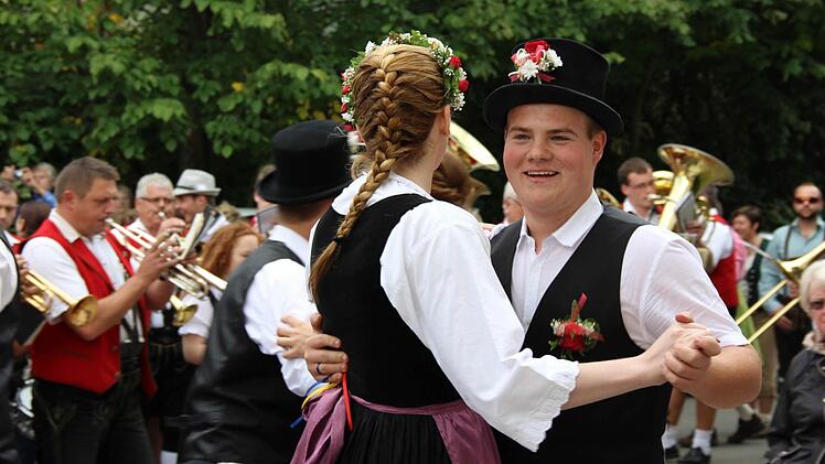 Fabian Ziegler und Lisa Thormeyer beim Tanz.
