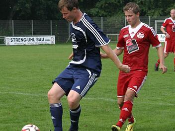 Der Eberner Simon Fischer (links) deckt den Ball geschickt ab.