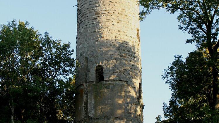 Nahe des Eltmanner Wahrzeichens, der Wallburg, steht der Wasserhochbehälter der Stadt Eltmann.  Foto: Günther Geiling