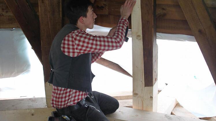 Bastian Sandler: So wird neues Holz an die alten Sparren angeplattet. Foto: Stephan Tiroch